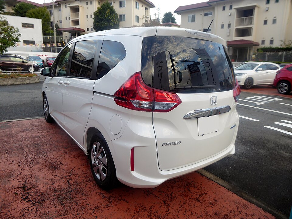 ホンダ フリード 2代目 後期 の後方写真