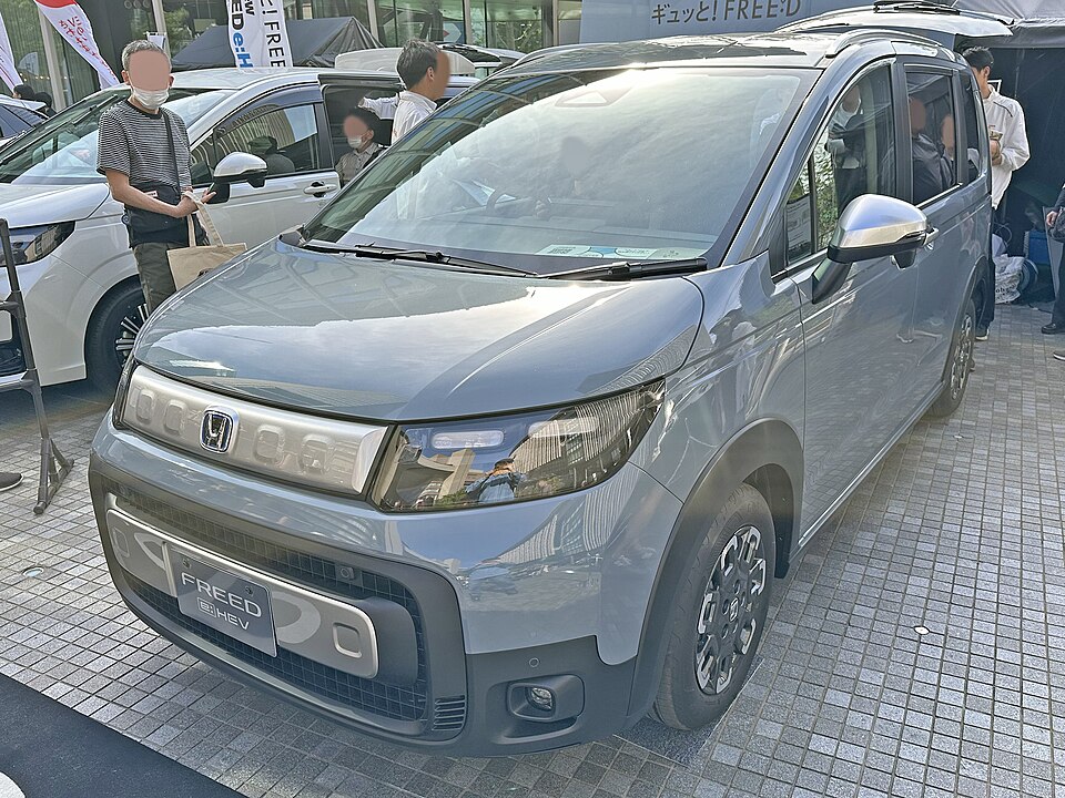 ホンダ フリード 3代目 クロスター の斜め前写真