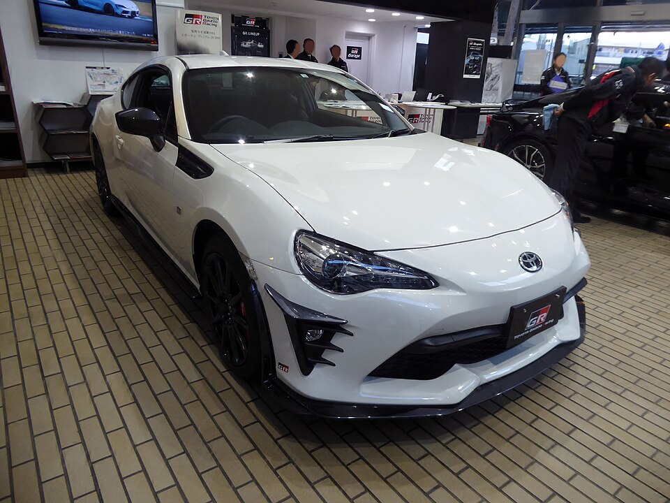 トヨタ 86／GR86 初代 GR SPORT の斜め前写真