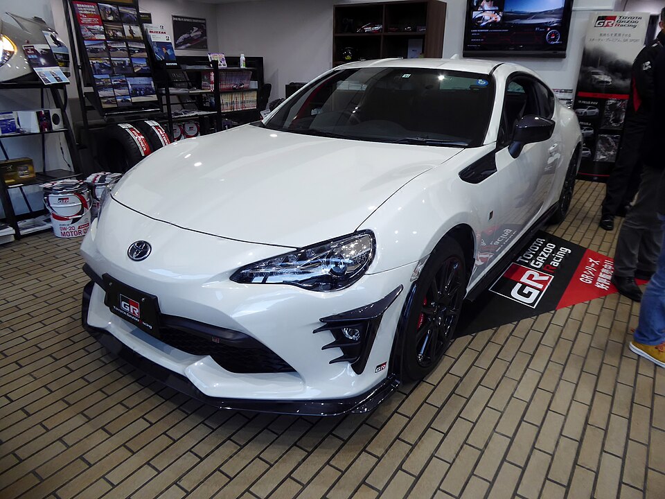 トヨタ 86／GR86 初代 GR SPORT の斜め前写真