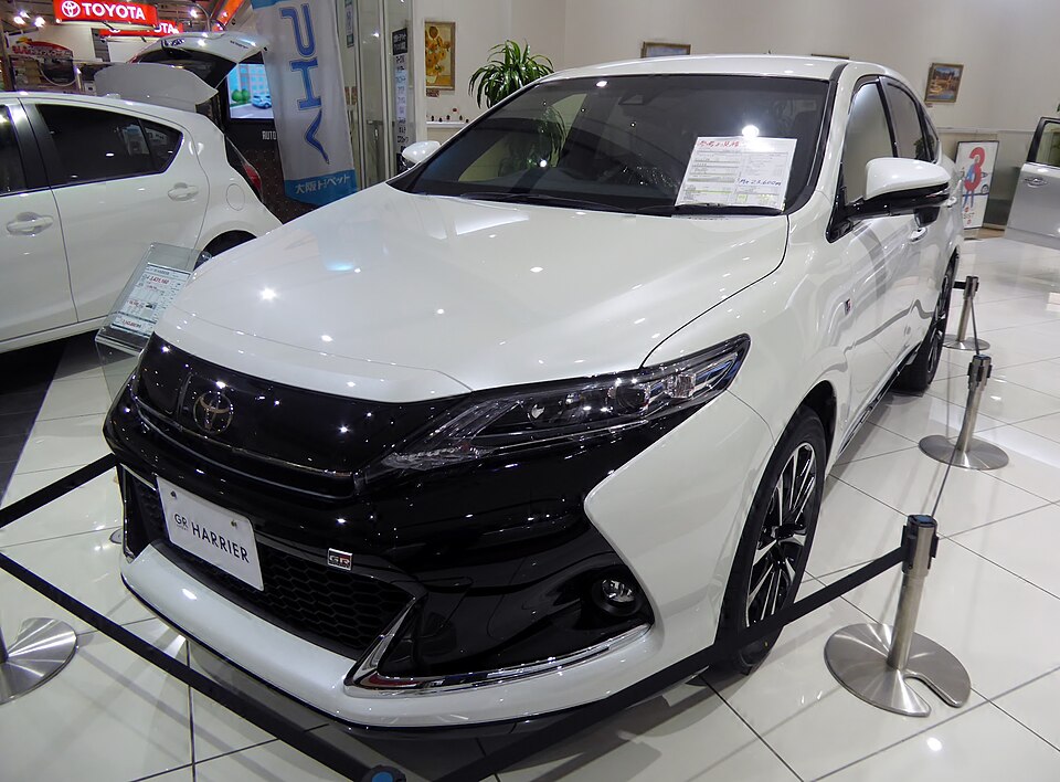 トヨタ ハリアー 3代目 後期 GR SPORT の正面写真