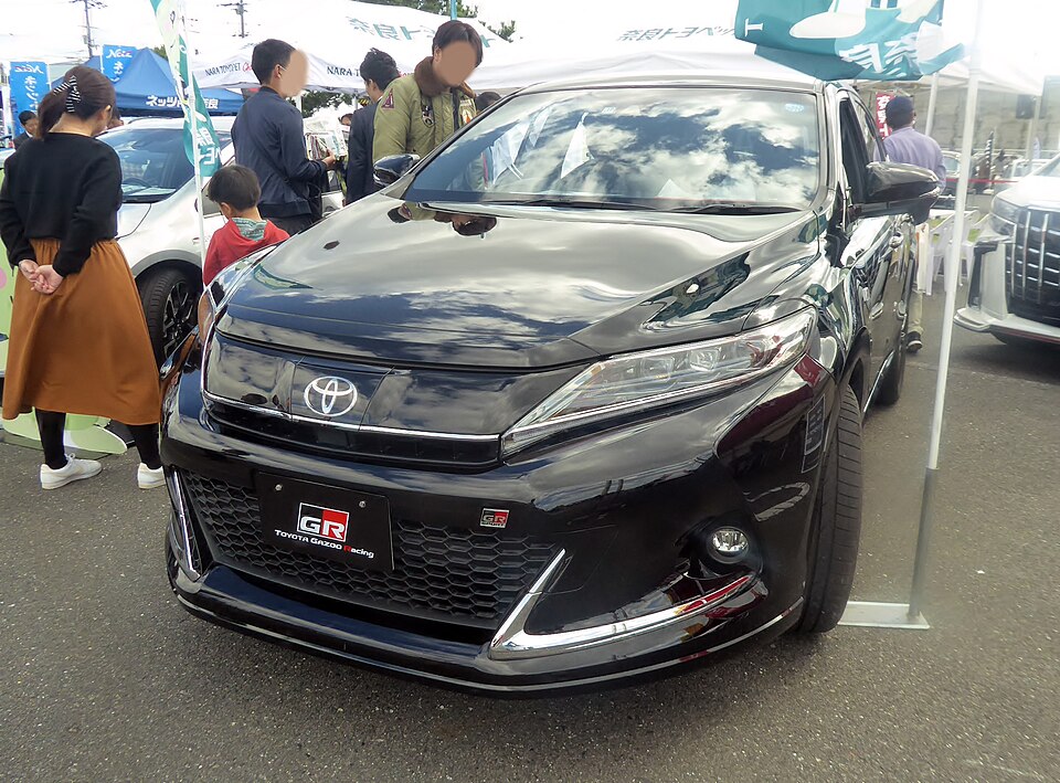 トヨタ ハリアー 3代目 後期 GR SPORT の正面写真