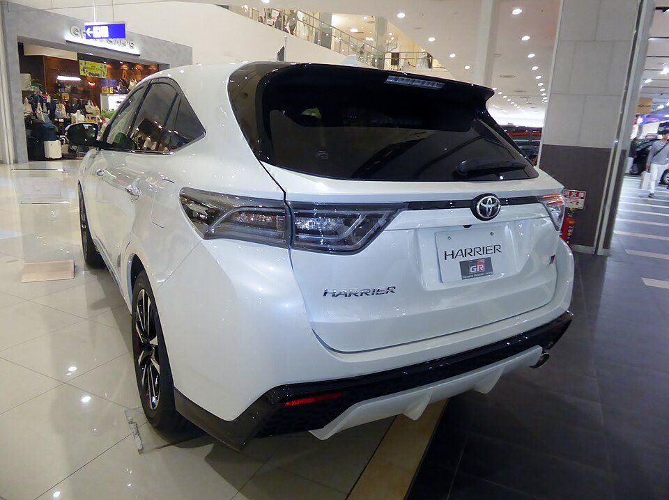 トヨタ ハリアー 3代目 後期 GR SPORT の後方写真