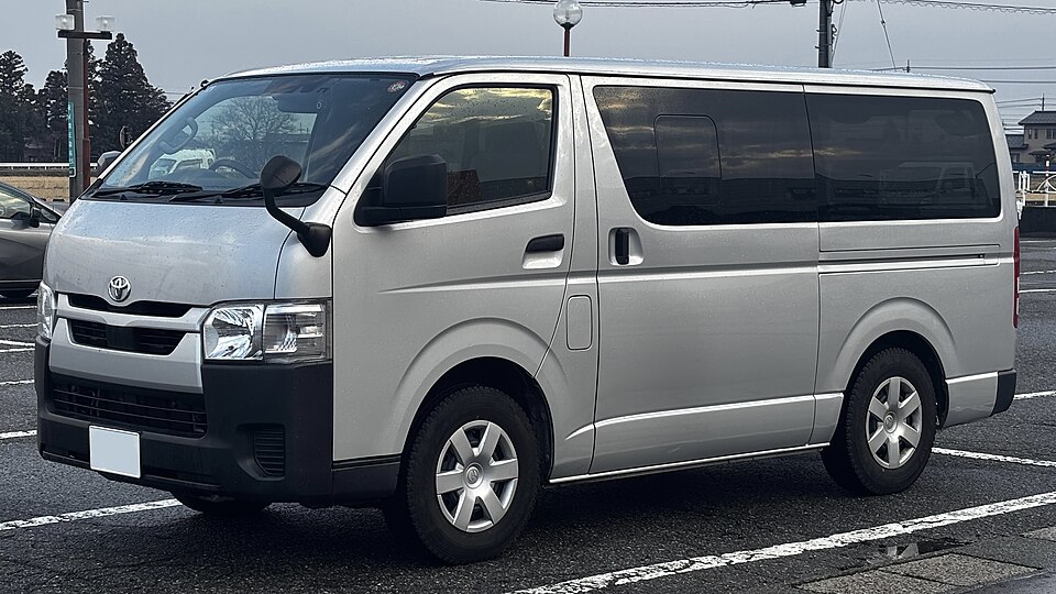 トヨタ ハイエース 200系 の斜め前写真