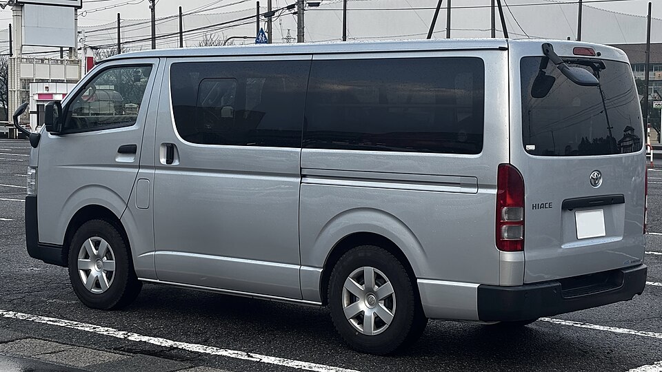 トヨタ ハイエース 200系 の後方写真