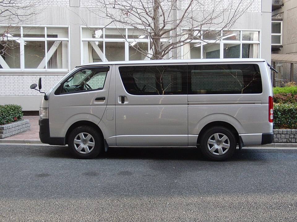 トヨタ ハイエース 200系 の横写真