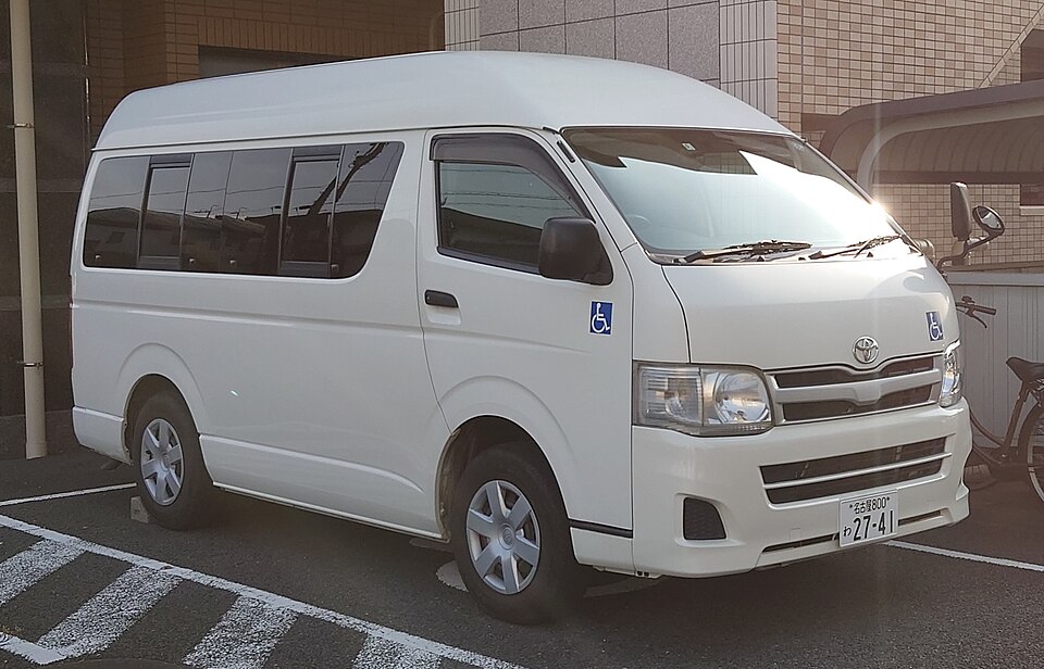 トヨタ ハイエース 200系 の斜め前写真