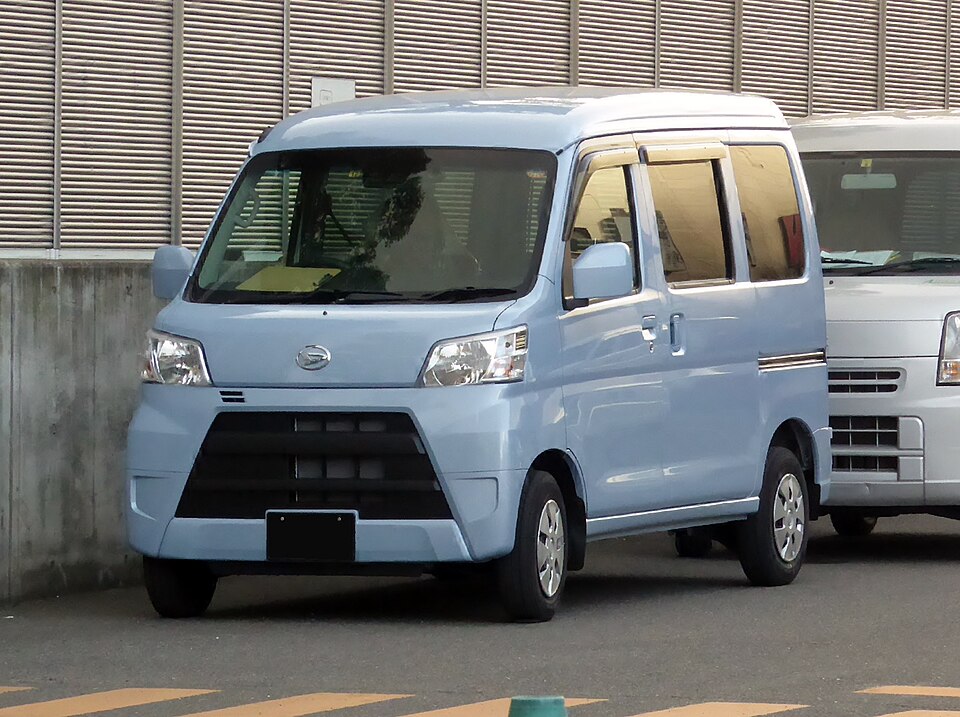 ダイハツ ハイゼット カーゴ 10代目 (S320系) の斜め前写真