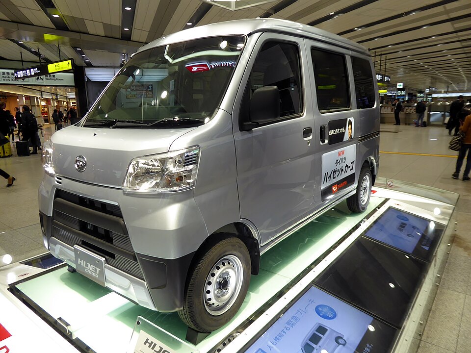 ダイハツ ハイゼット カーゴ 10代目 (S320系) の斜め前写真