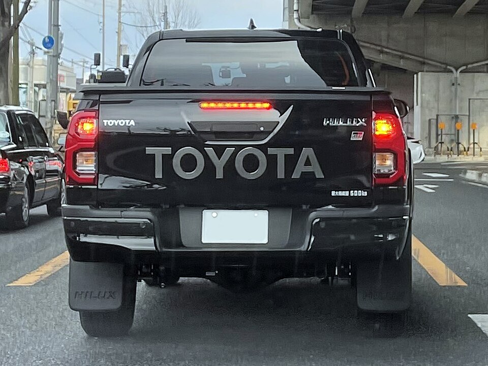 トヨタ ハイラックス 8代目 (GUN125) の後方写真