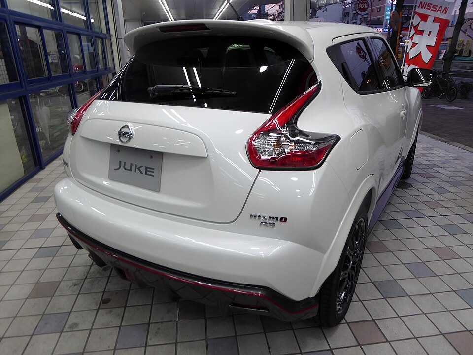 日産 ジューク 初代 NISMO の後方写真