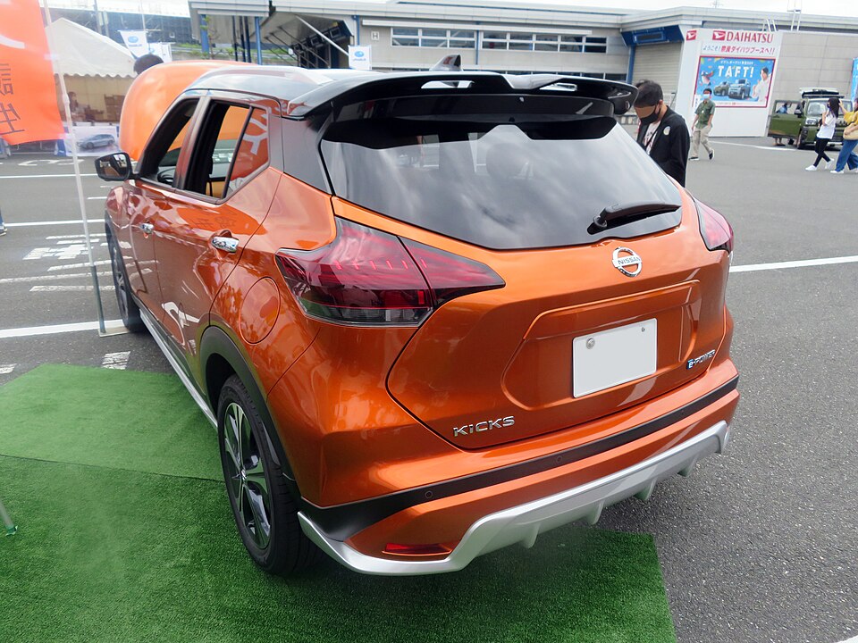 日産 キックス 初代 の後方写真