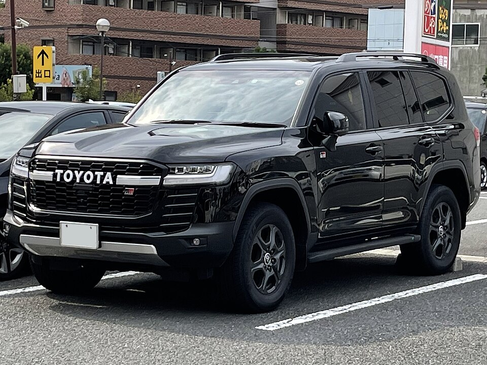 トヨタ ランドクルーザー 300系 GR SPORT の斜め前写真