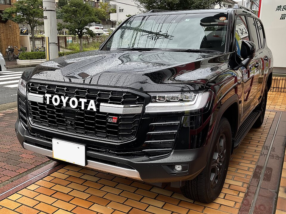 トヨタ ランドクルーザー 300系 GR SPORT の斜め前写真