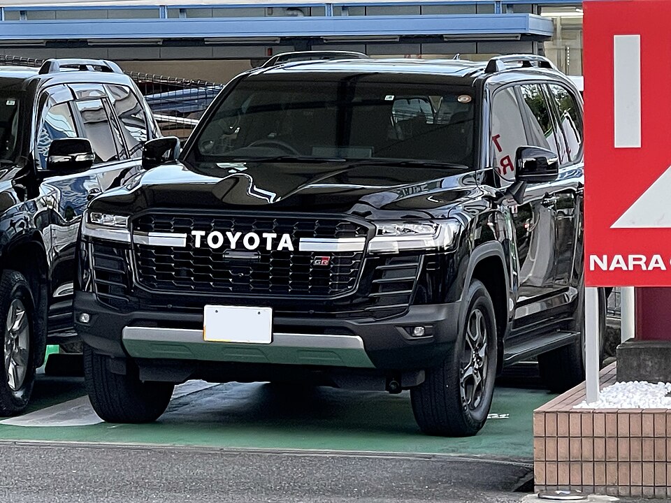 トヨタ ランドクルーザー 300系 GR SPORT の斜め前写真