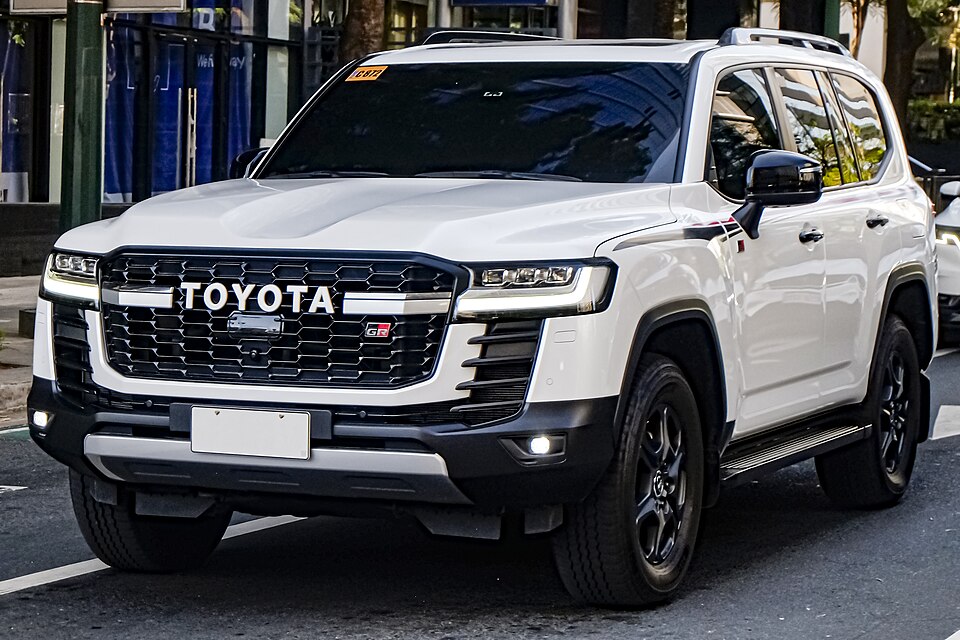 トヨタ ランドクルーザー 300系 GR SPORT の斜め前写真