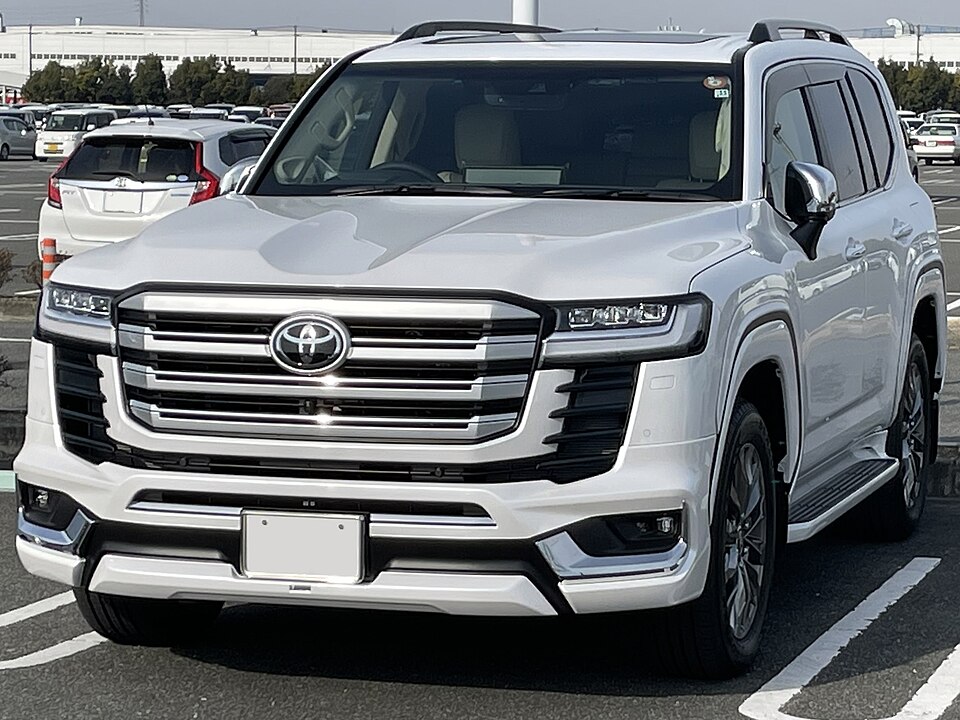 トヨタ ランドクルーザー 300系 の斜め前写真
