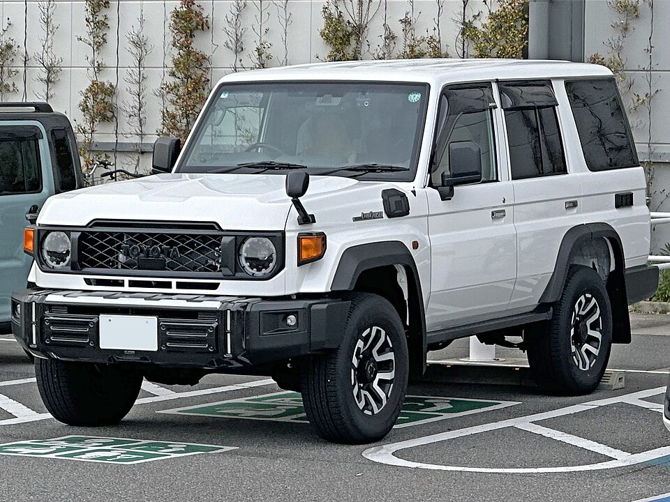 トヨタ ランドクルーザー70 70系 後期 の斜め前写真