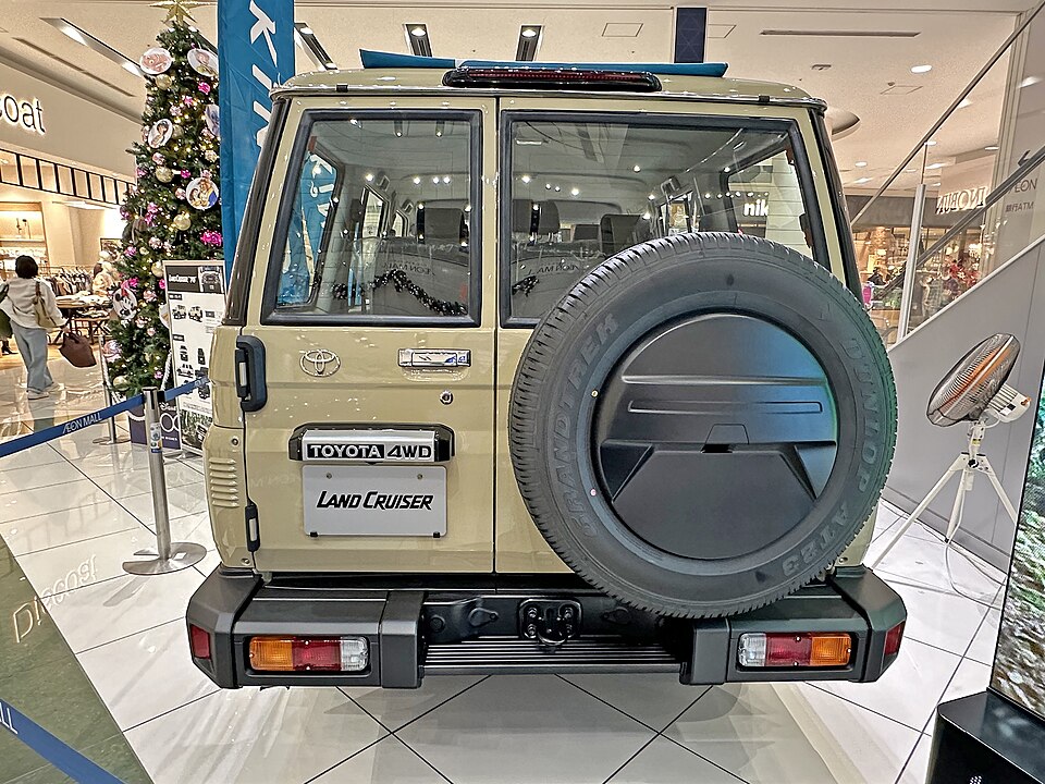 トヨタ ランドクルーザー70 70系 後期 の後方写真