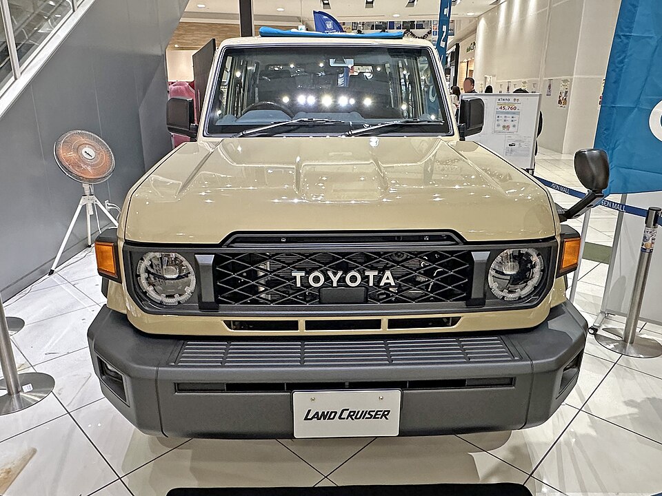 トヨタ ランドクルーザー70 70系 後期 の正面写真