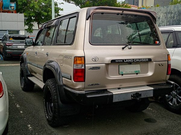 ランドクルーザー 80系 の後方写真