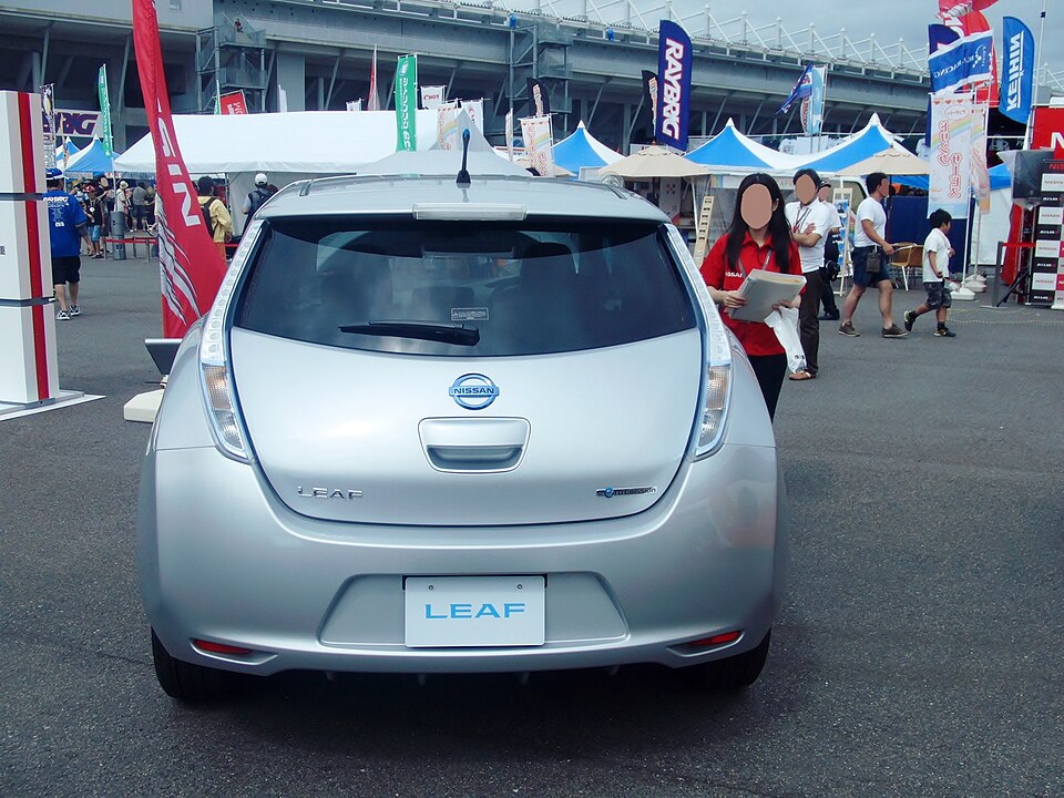 日産 リーフ 初代 の後方写真