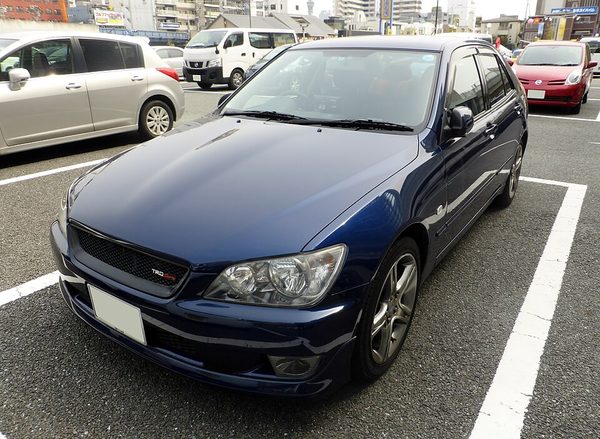 IS 初代 (XE10) の正面写真
