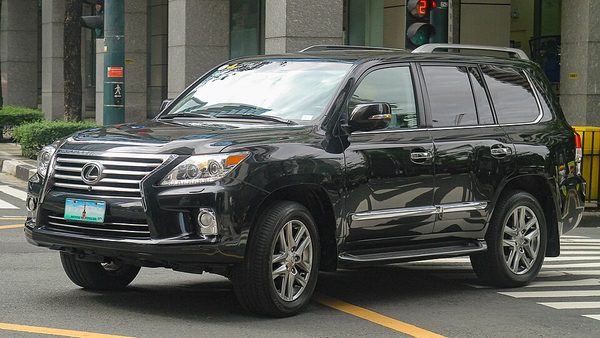 LX 初代 (J200) の顔