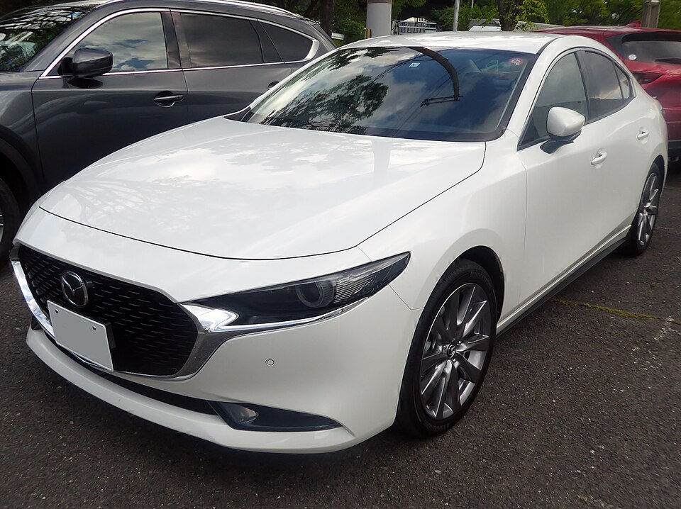マツダ MAZDA3 SEDAN 初代 の斜め前写真