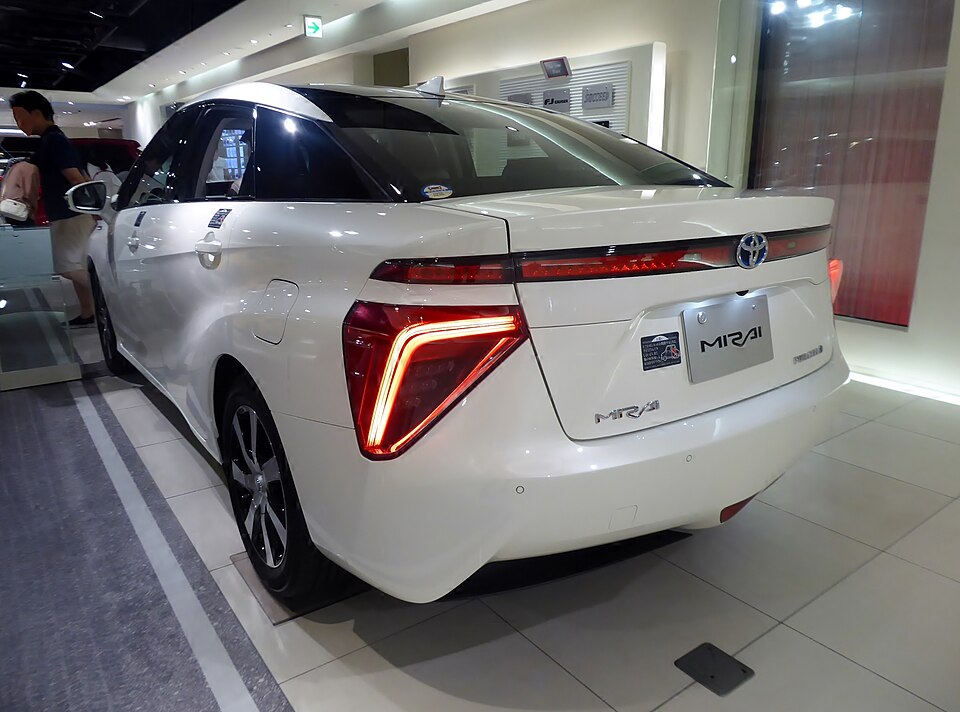 トヨタ MIRAI 初代 の後方写真
