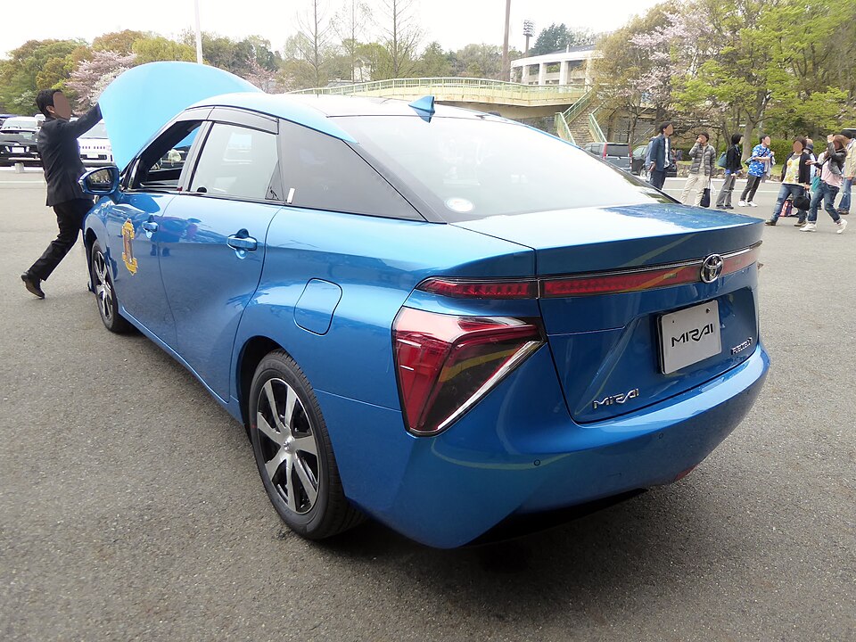 トヨタ MIRAI 初代 の後方写真