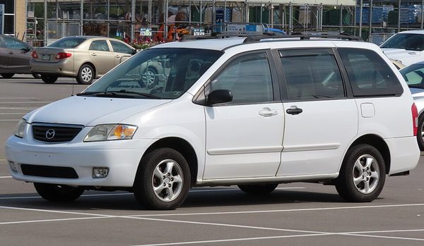 MPV 2代目 の斜め前写真