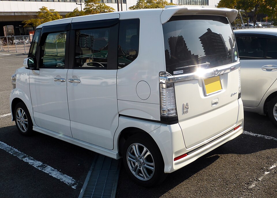 ホンダ N-BOX 初代 の後方写真