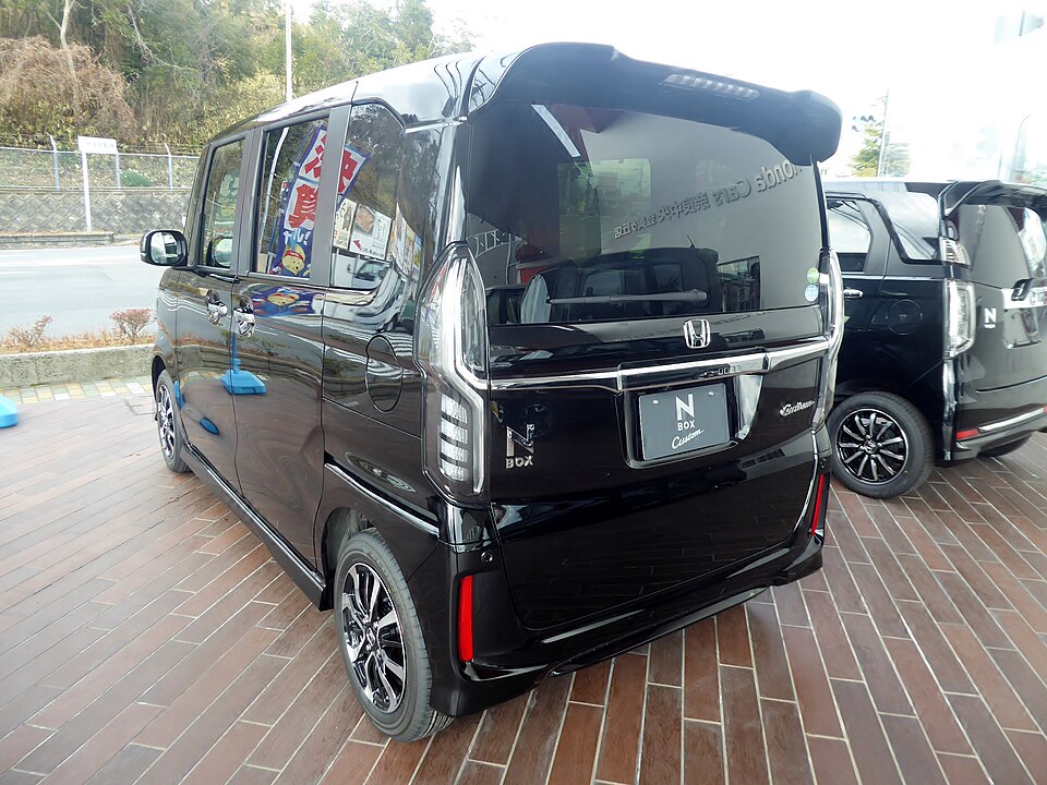 ホンダ N-BOX 2代目 の後方写真