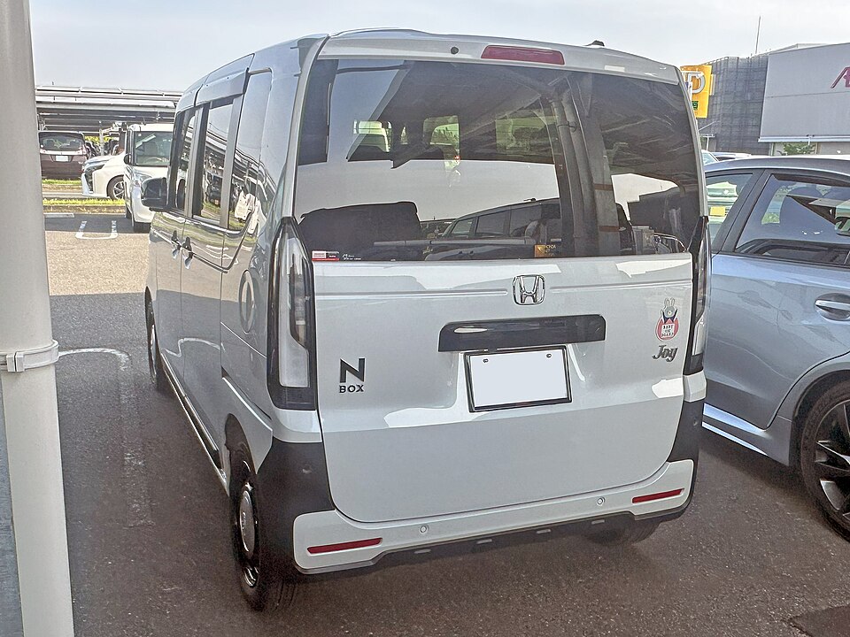 ホンダ N-BOX 3代目 JOY の後方写真