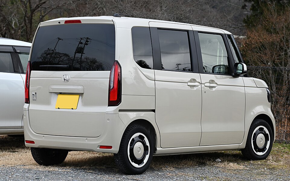 ホンダ N-BOX 3代目 の後方写真