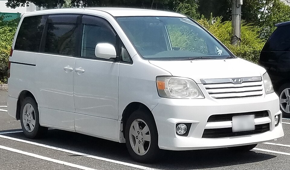 トヨタ ノア 初代 の外観写真