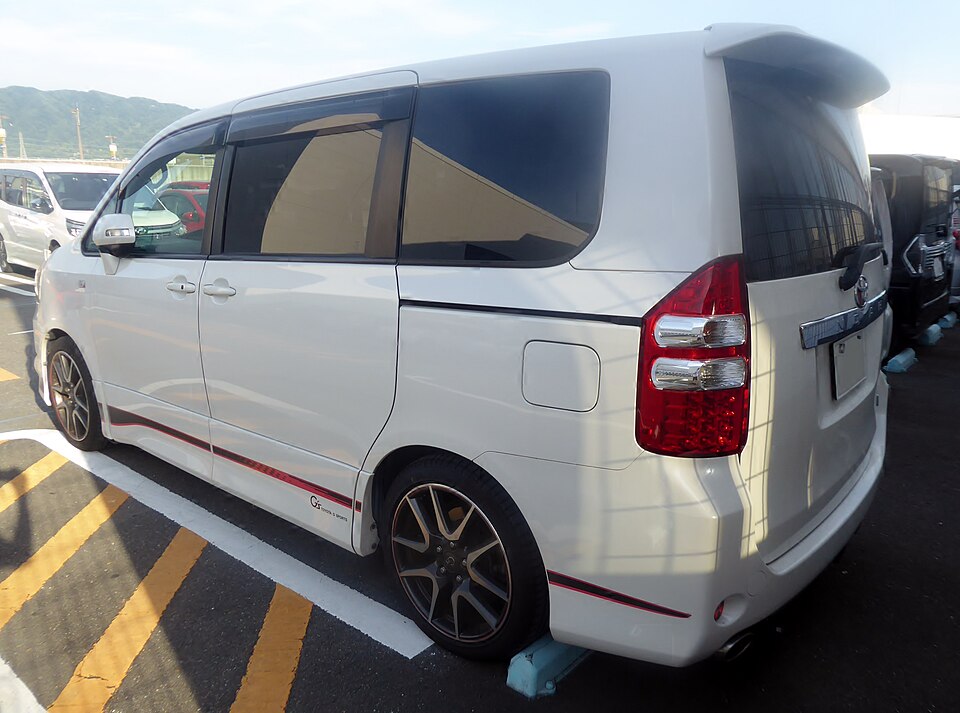 トヨタ ノア 2代目 Si G's の外観写真