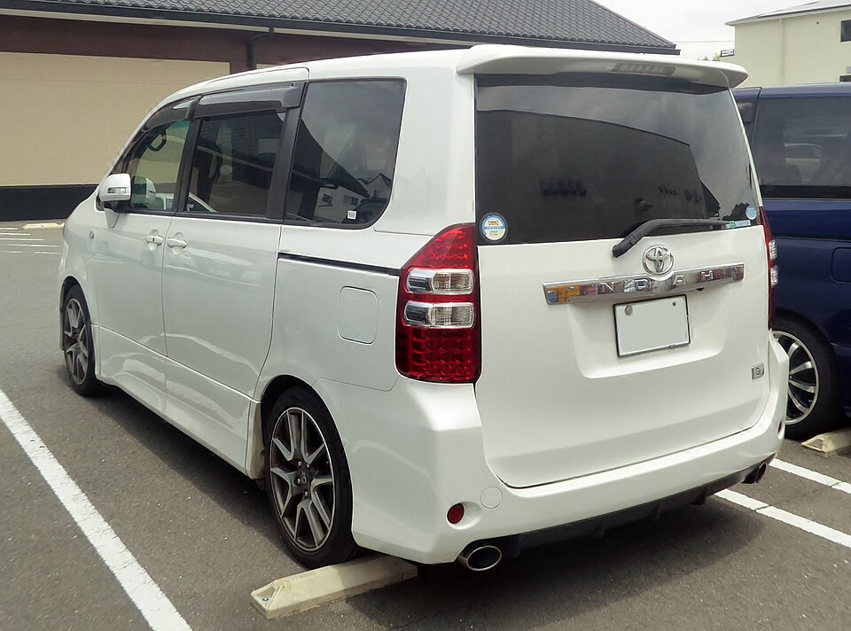 トヨタ ノア 2代目 Si G's の後方写真