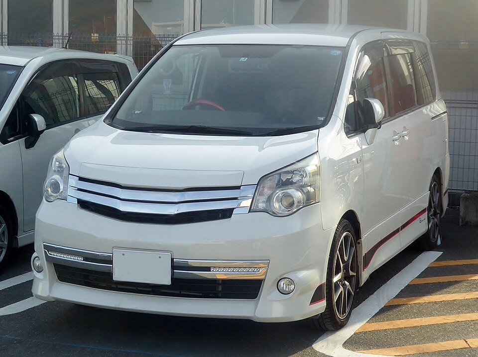 トヨタ ノア 2代目 Si の正面写真