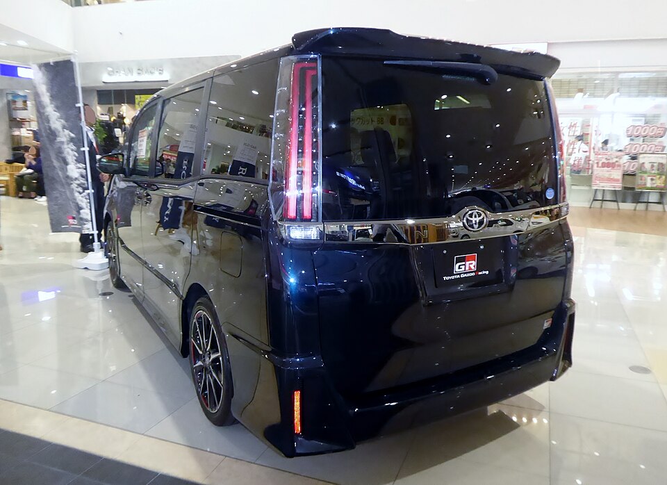 トヨタ ノア 3代目 GR SPORT の後方写真