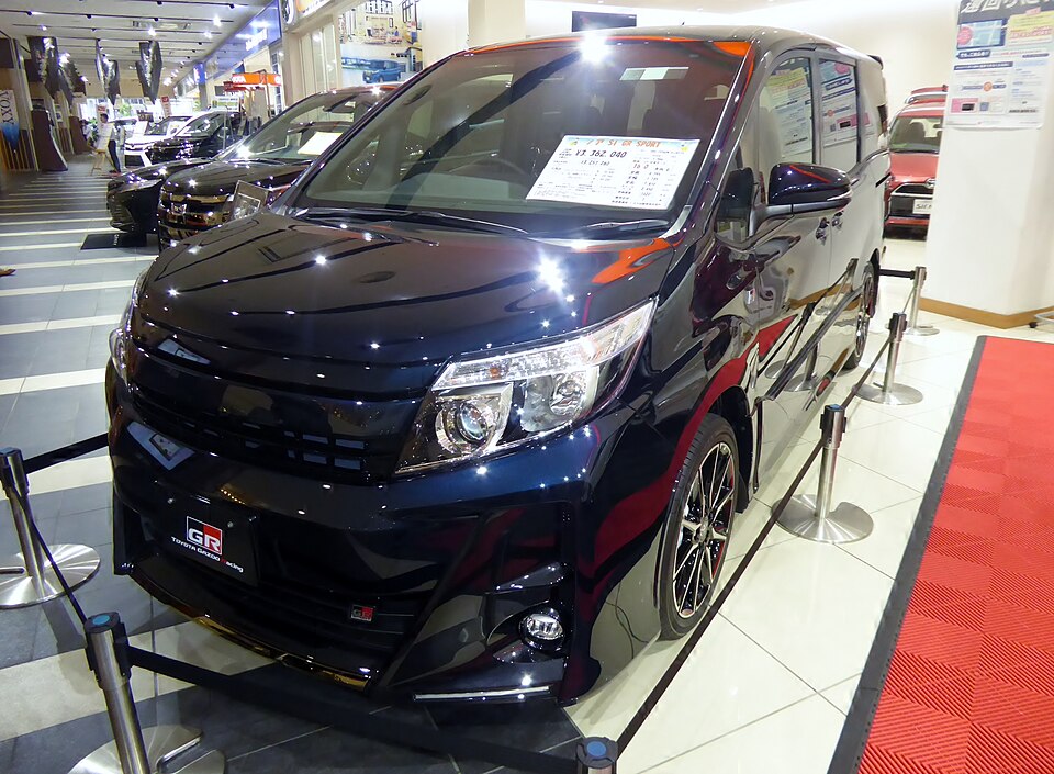 トヨタ ノア 3代目 GR SPORT の正面写真
