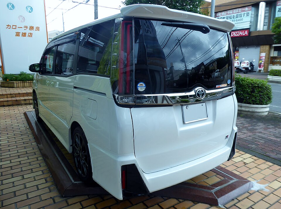 トヨタ ノア 3代目 GR SPORT の後方写真