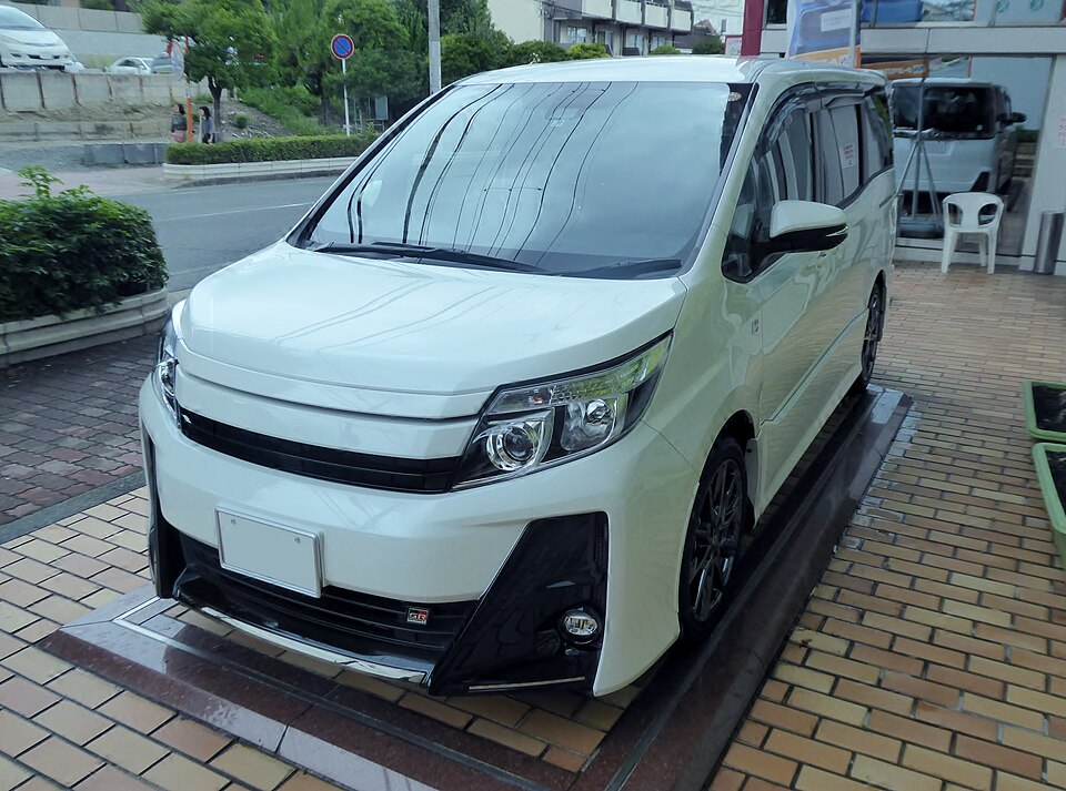 トヨタ ノア 3代目 GR SPORT の正面写真