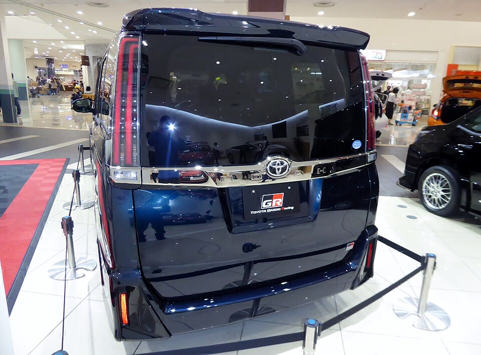 トヨタ ノア 3代目 GR SPORT の後方写真