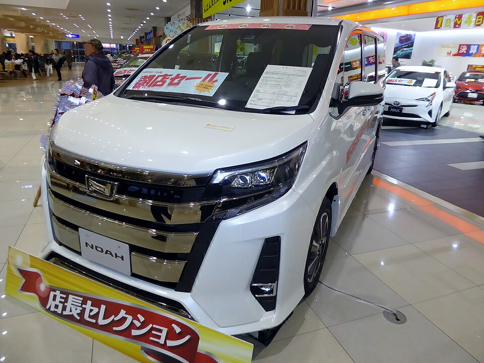 トヨタ ノア 3代目 Si の正面写真