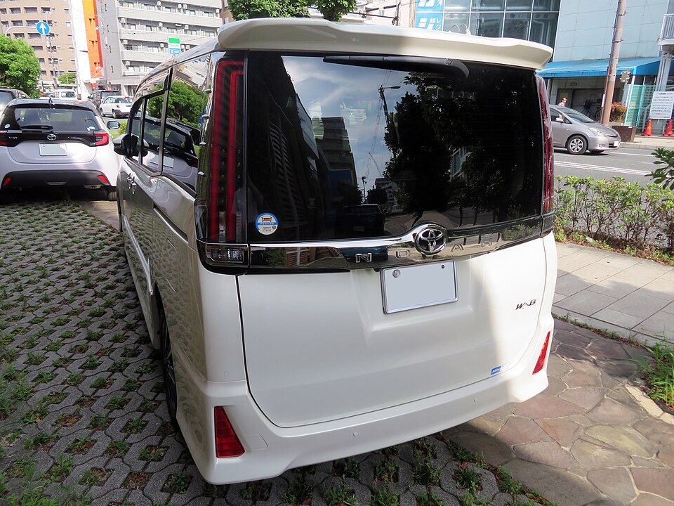 トヨタ ノア 3代目 Si の後方写真