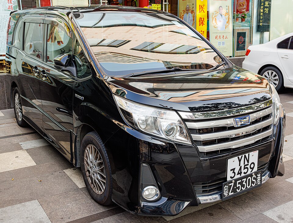 トヨタ ノア 3代目 の外観写真