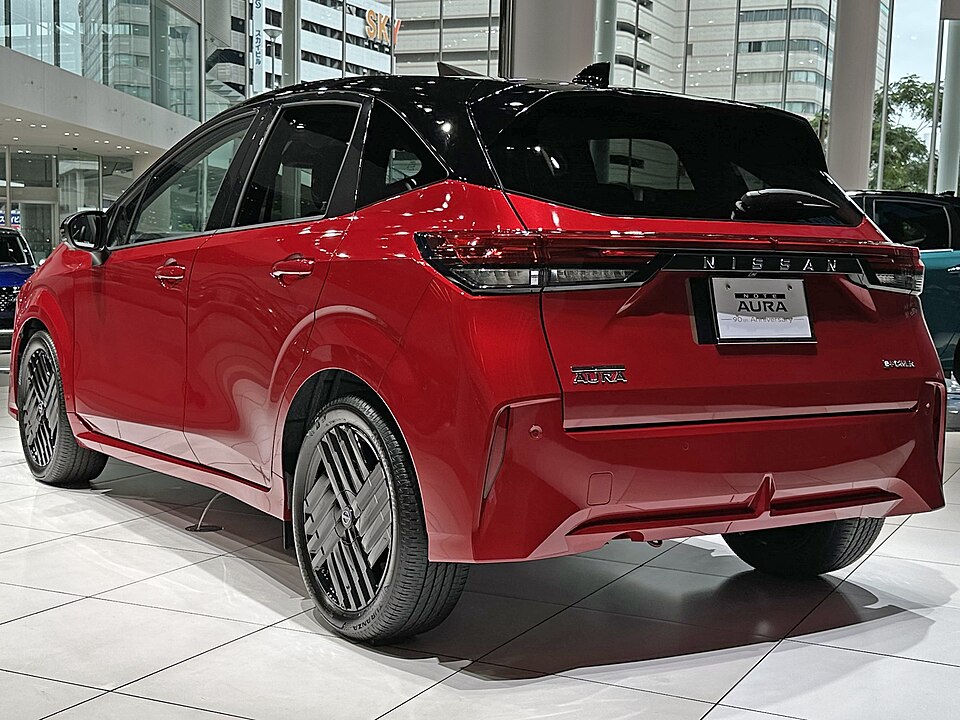 日産 ノート オーラ 初代 後期 の後方写真