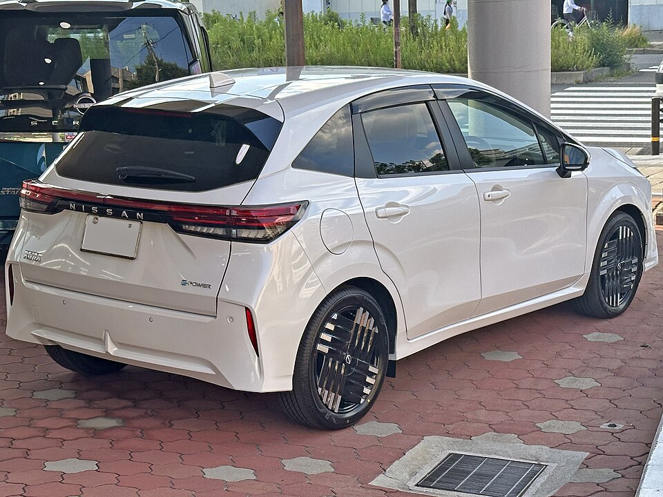 日産 ノート オーラ 初代 後期 の後方写真